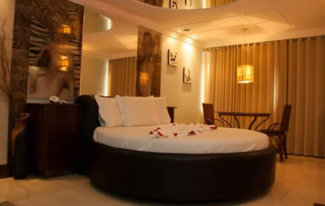 Para quem quer levar a selvageria a outro nível, a suíte Serengeti é a escolha ideal. Com decoração que remete ao espírito selvagem da África, o pernoite custa R$ 173 de segunda a quinta e R$ 200,60 de sexta a domingo. No motel Flamingo Para quem quer levar a selvageria a outro nível, a suíte Serengeti é a escolha ideal. Com decoração que remete ao espírito selvagem da África, o pernoite custa R$ 173 de segunda a quinta e R$ 200,60 de sexta a domingo. No motel Flamingo