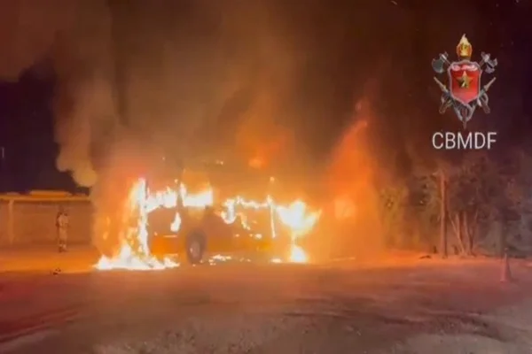 ônibus escolar pega fogo