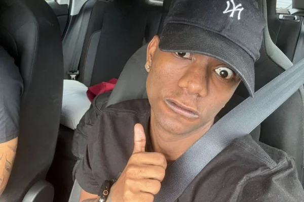 Influenciador de 20 anos morre após bater carro contra árvore