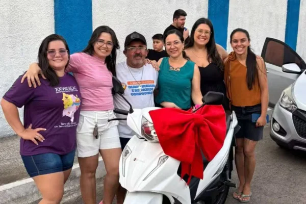 foto colorida de entrega de moto para porteiro