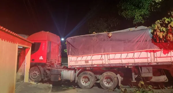 Carreta invade casa no DF