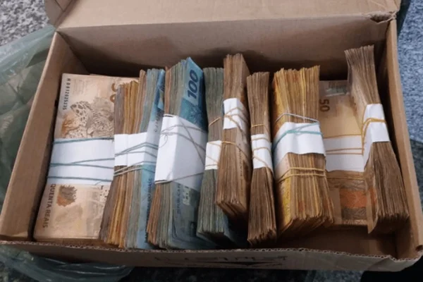 Homem é preso com R$ 77 mil em caixa de sapato na BR-060