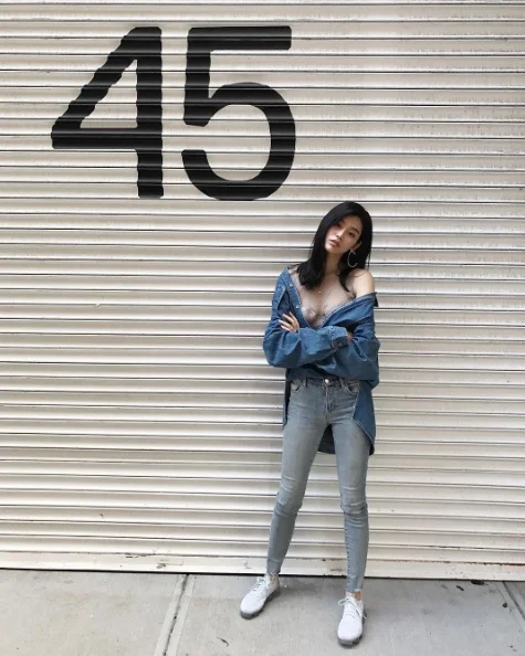 O que não falta para a chinesa Ming Xi são desfiles no currículo. Só para a Victoria's Secret ela já desfilou cinco vezes O que não falta para a chinesa Ming Xi são desfiles no currículo. Só para a Victoria's Secret ela já desfilou cinco vezes