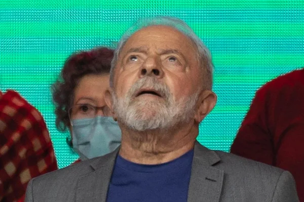 Lula olha para cima