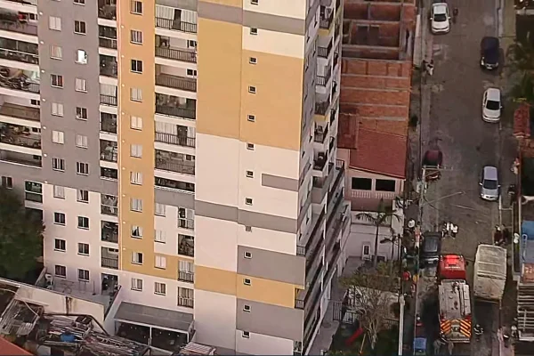 Mulher é achada morta com queimaduras em escada de emergência em SP