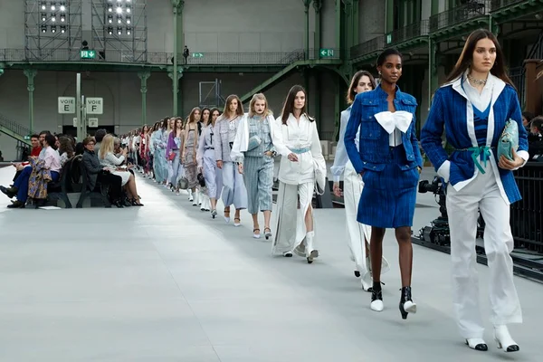 Cruise 2020: Virginie Viard estreia como diretora criativa da Chanel