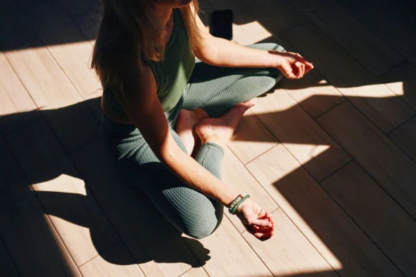 Imagem colorida de mulher meditando