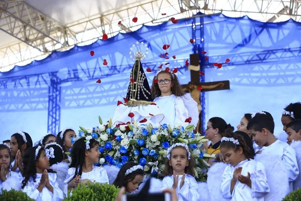 Crianças coroam Nossa Senhora Aparecida na Esplanada dos Ministérios
