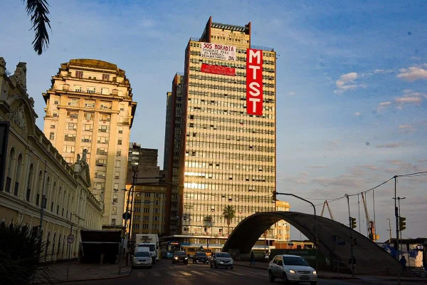 Imagem colorida do prédio do INSS em Porto Alegre - Metrópoles