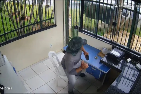 Zelador se apavora ao ver carro sendo arremessado após capotamento