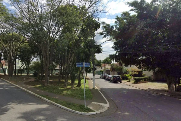 Imagem colorida mostra uma praça em uma rua bucólica da zona sul - Metrópoles