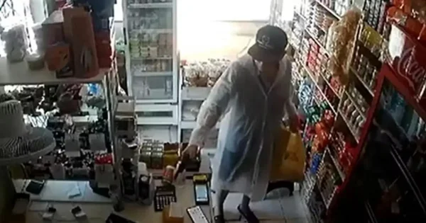 Imagem colorida, câmeras de segurança flagrando homem de 78 anos atirando contra ex-cunhado dentro de mercado.