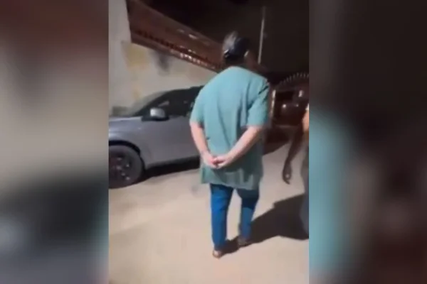 A Polícia Civil do Distrito Federal (PCDF) prendeu, na tarde dessa segunda-feira (27/5), uma mulher de 41 anos acusada de ter vivido um relacionamento abusivo, com agressões, violência psicológica e cárcere privado com uma jovem de 22 anos que veio de Curitiba para Brasília para engatarem um namoro virtual iniciado por aplicativo.