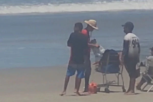 Imagem colorida mostra suspeito de matar MC vendendo passeios em praia. Metrópoles