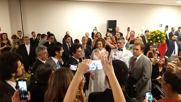 Moro, Weintraub e Michelle vão ao casamento de Carla Zambelli