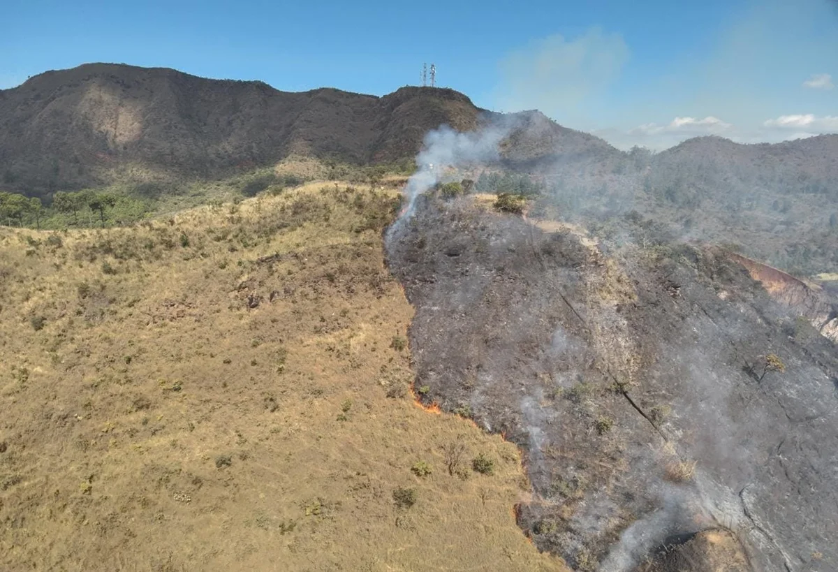 Parte da Serra do Curral queimada pelo incêndio que começou na manhã desta sexta (31) Parte da Serra do Curral queimada pelo incêndio que começou na manhã desta sexta (31)