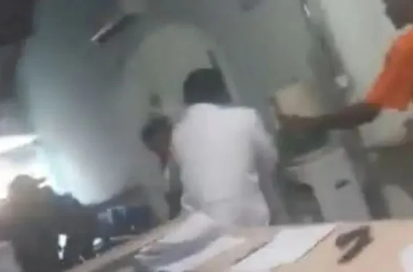 Médico e paciente trocam socos