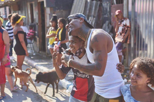 Rapper que trabalhou com Beyoncé e Rihanna faz trabalho social no Brasil