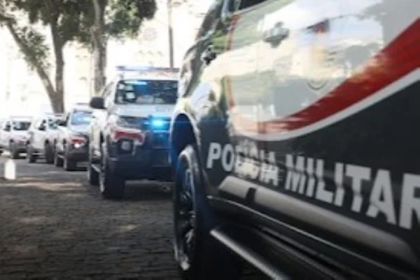 Imagem colorida de viaturas da Polícia Militar, que prendeu homem - Metrópoles