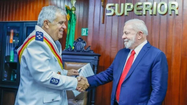 Vice-presidente do Superior Tribunal Militar (STM), o ministro Francisco Joseli Parente Camelo, e o presidente Lula