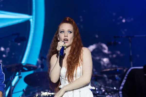 Crítica: Jess Glynne tem pop moderninho dançante em Always in Between