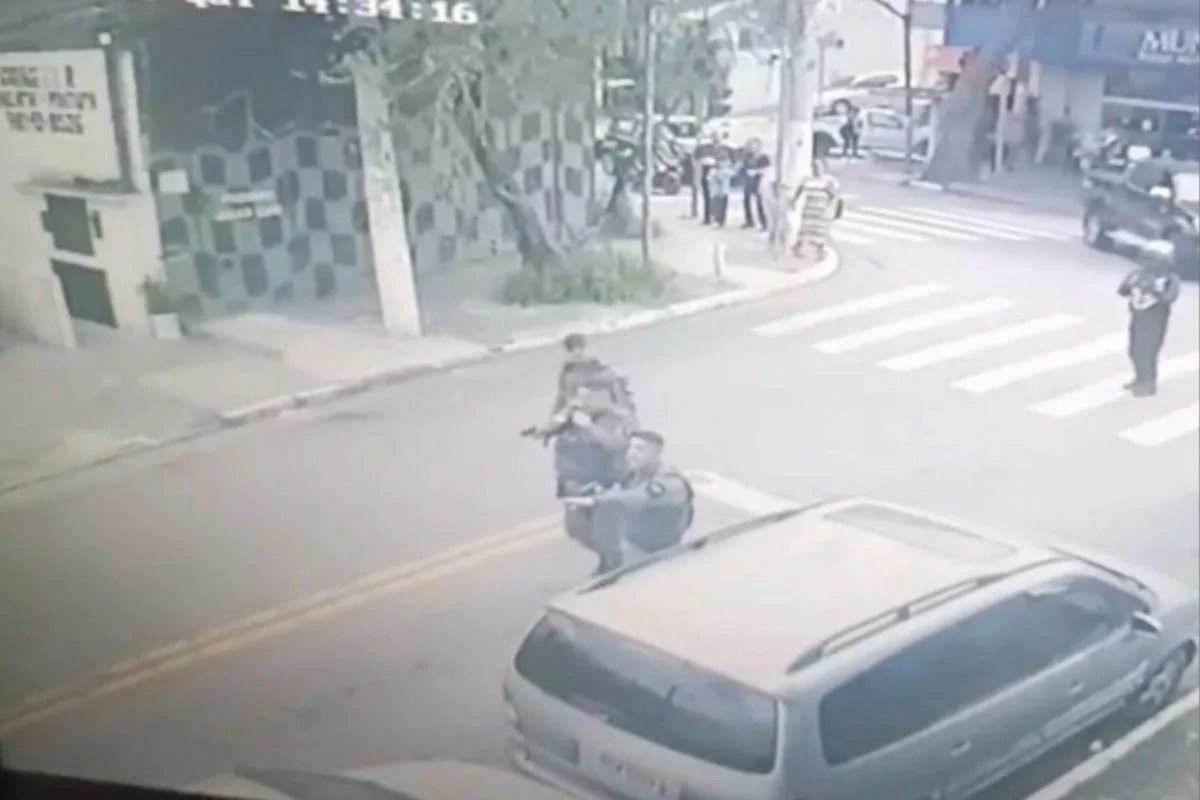 Imagens mostram o momento em que PM mata mulher que estaria em surto na zona norte de SP Imagens mostram o momento em que PM mata mulher que estaria em surto na zona norte de SP