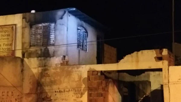 Homem morre carbonizado após incêndio em residência de Ceilândia
