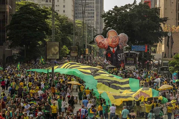 Manifestantes vão às ruas pedir o impeachment de Gilmar Mendes