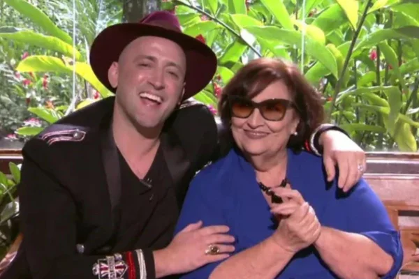 Mãe do comediante Paulo Gustavo, Dona Déa não segurou as lágrimas na data da estreia de Meu Filho é um Musical em São Paulo - Metrópoles