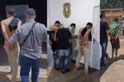 A vítima foi atingida na cabeça, mãos e pernas