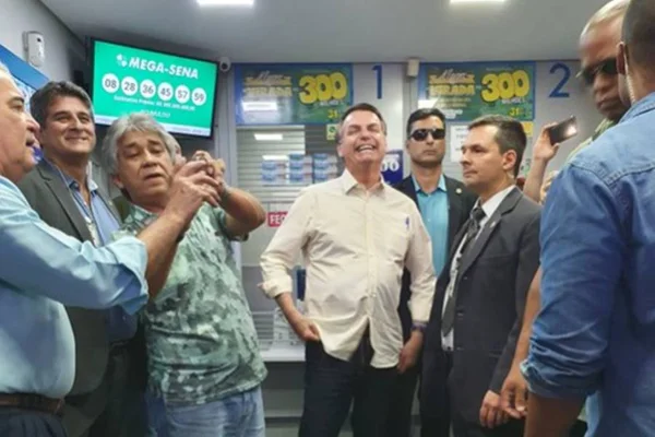 Bolsonaro aposta no 13 na Mega da Virada: “Dois joguinhos só”