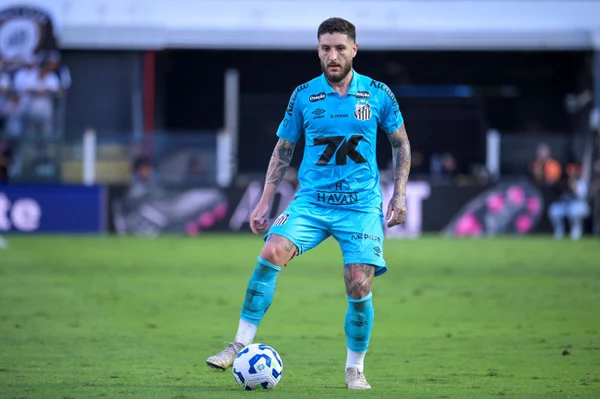 Zé Rafael atuando pelo Santos durante o Campeonato Brasileiro