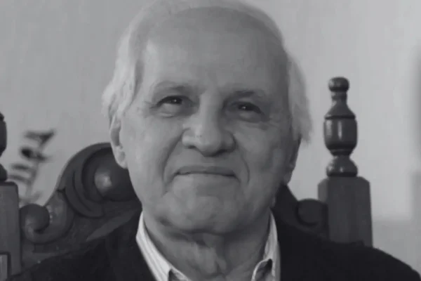 Imagem em preto e branco do padre César Moreira - Metrópoles