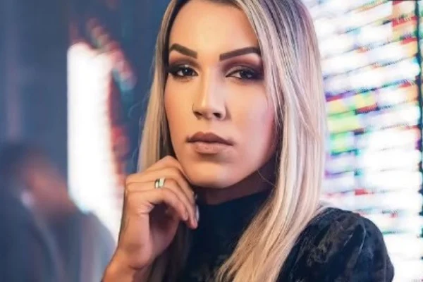 Imagem colorida, jovem olhando ao centro - Metrópoles