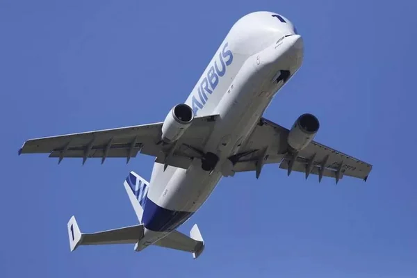 avião baleia beluga faz primeiro pouso na américa latina