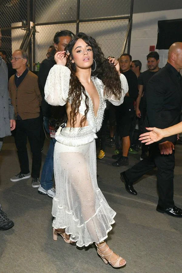 Camila Cabello com vestido da PatBo