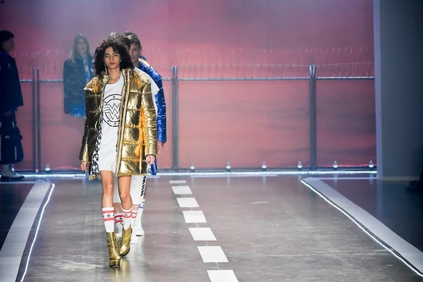 Do lurex ao metalizado, a SPFW aposta no brilho como tendência