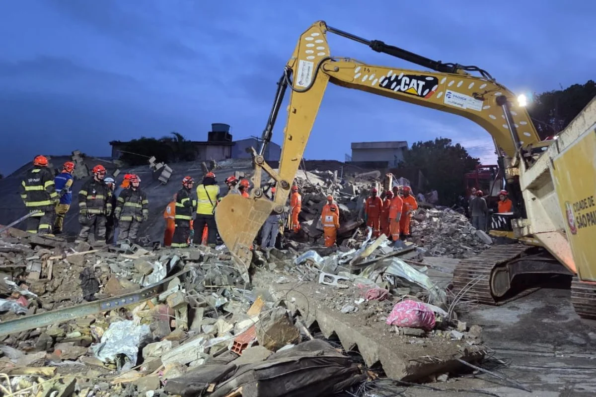 Corpo de Bombeiros confirmou 2 mortes, incluindo uma mulher grávida. Outras 2 pessoas foram resgatadas com vida e quatro seguem soterradas Corpo de Bombeiros confirmou 2 mortes, incluindo uma mulher grávida. Outras 2 pessoas foram resgatadas com vida e quatro seguem soterradas