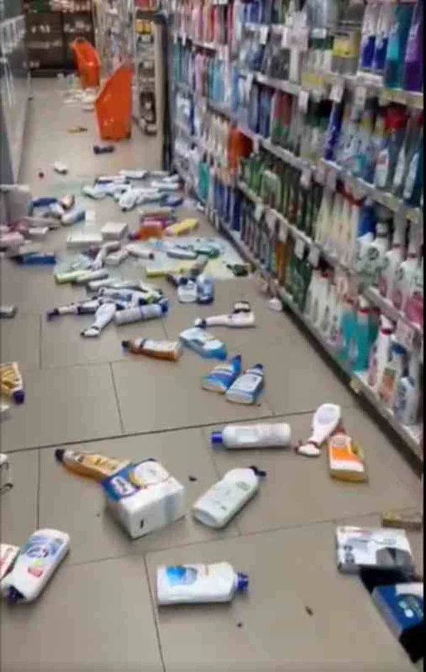 Imagem colorida. Produtos de mercado espalhados no chão