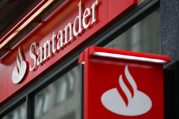 Imagem de fachada de agência do Santander - Metrópoles