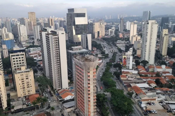 Imagens coloridas mostram Avenida Faria Lima, na zona oeste de São Paulo, com trânsito livre em tarde de jogo da Seleção Brasileira na Copa do Mundo