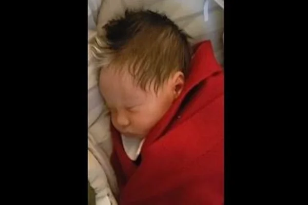 Bebê com topete branco viraliza na web: “Todos apaixonados”, diz a mãe