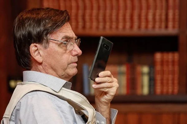 MP de Bolsonaro sobre moderação na internet pode alertar criminosos sobre investigações, diz especialista