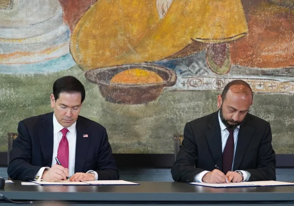 Imagem colorida mostra Marco Rubio e o chanceler da Armênia - Metrópoles