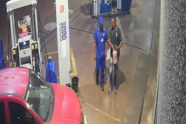 Ladrão levando galão de gasolina