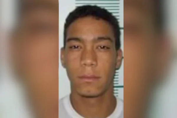 Imagem colorida mostra rosto de homem de cor parda, com cabelos curtos. Ele olha para a câmera, em foto típica do sistema penitenciário - Metrópoles