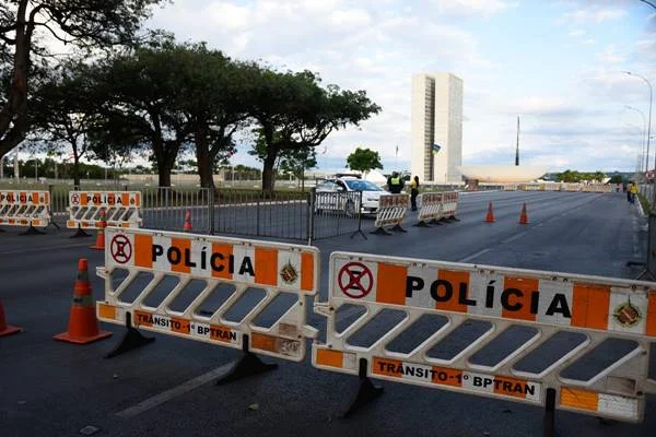 Fotografia colorida mostra bloqueio em rua
