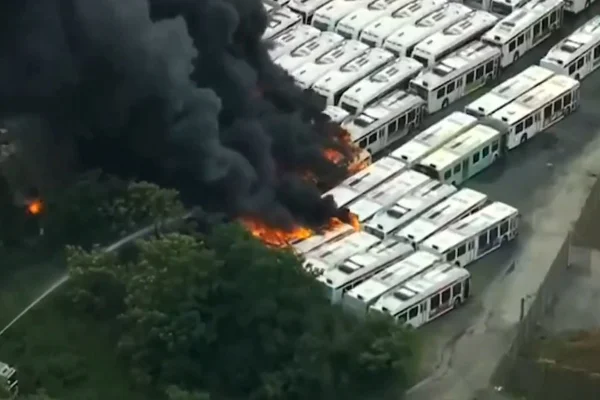 Imagem colorida de ônibus pegando fogo - Metrópoles