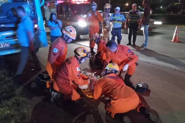 Motorista fica ferido em acidente na EPNB após colidir com ônibus