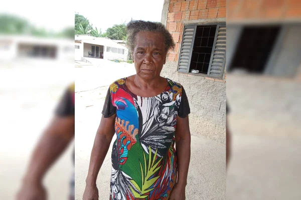 Foto colorida de mulher idosa negra olhando a câmera